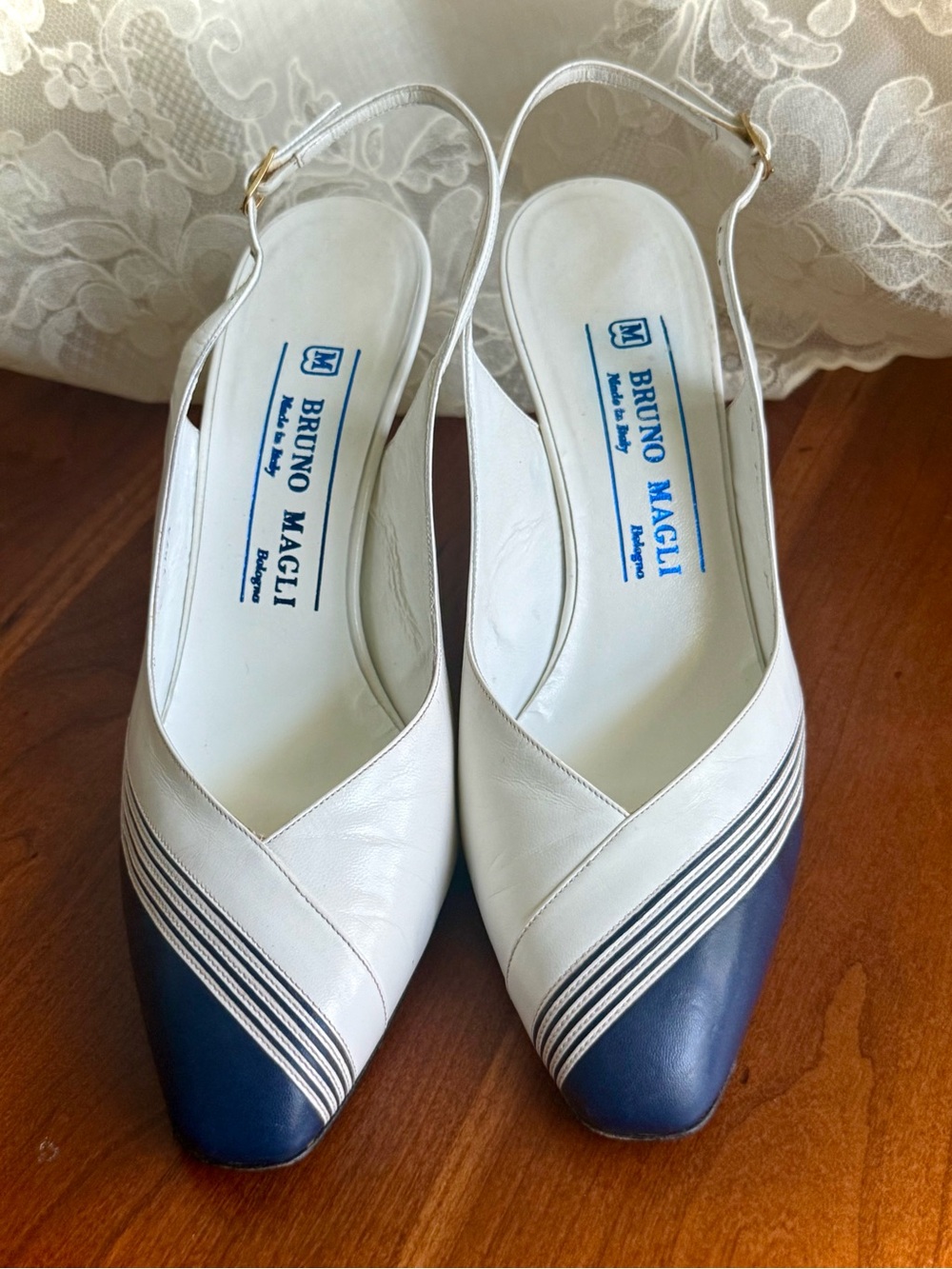 Bruno MAGLI 7.5 White & Navy Pinstripe Slingback Pumps Vintage - Picture 9 of 11